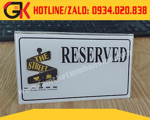 BẢNG MICA ĐỂ BÀN IN 2 MẶT UỐN CHỮ A